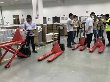 電動高升程搬運車交付使用，感謝廠家羅總親自跟客戶講解操作方法！